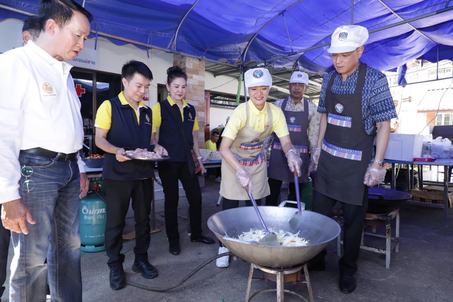 รัฐมนตรีช่วยว่าการกระทรวงมหาดไทย และคณะ ประกอบอาหารปรุงสดแจกจ่ายผู้ประสบภัยและอาสารักษาดินแดน
